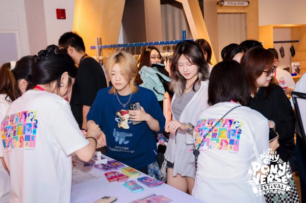 全世代小马天团来沪报到！今起至8月17日，小马宝莉友谊盛典登陆淮海中路