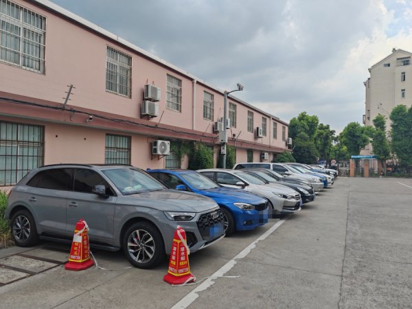 小区门外消防通谈变身泊车场 物业原意：坐窝整改！